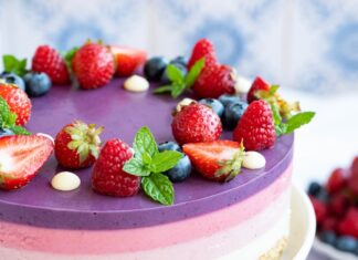Tort cu fructe de padure Tort cu fructe de padure